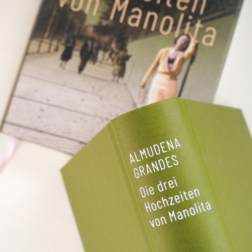 Buchcover und Innenansicht für das Buch: Las tres bodas de Manolita