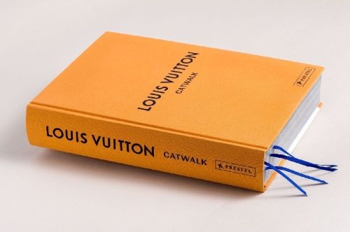 Buchcover und Innenansicht für das Buch: Dior Catwalk. The Complete Collections