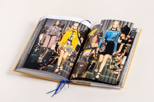 Buchcover und Innenansicht für das Buch: Dior Catwalk. The Complete Collections