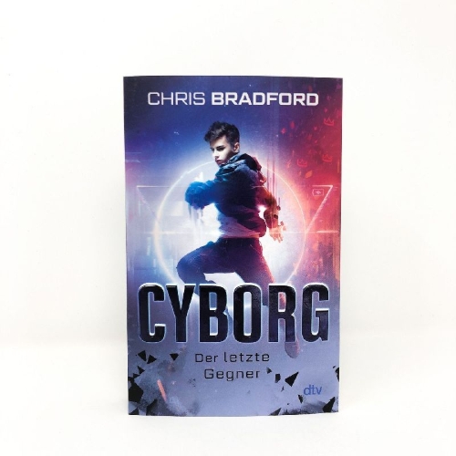 Buchcover und Innenansicht für das Buch: Cyborg