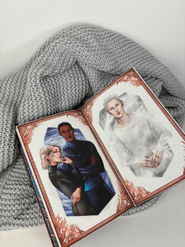 Buchcover und Innenansicht für das Buch: Vortex - Das Mädchen, das die Zeit durchbrach Schmuckausgabe