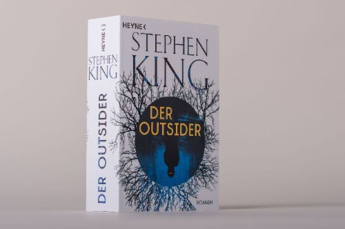 Buchcover und Innenansicht für das Buch: The Outsider