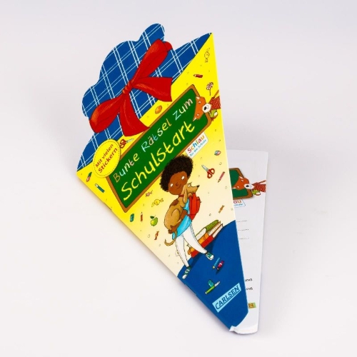 Buchcover und Innenansicht für das Buch: Schlau für die Schule: Bunte Rätsel zum Schulstart (Schultüte 2025 blau)