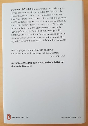 Buchcover und Innenansicht für das Buch: Sontag. Her Life and Work