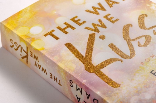 Buchcover und Innenansicht für das Buch: The Way We Kiss