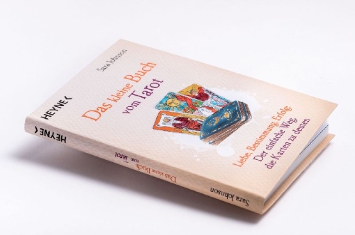 Buchcover und Innenansicht für das Buch: The Little Book of Tarot