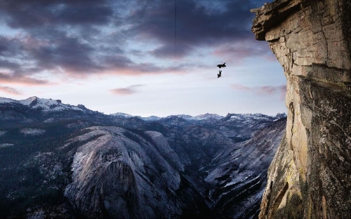 Buchcover und Innenansicht für das Buch: Jimmy Chin: There & Back - Photographs from the Edge