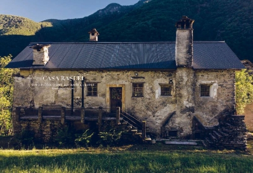Buchcover und Innenansicht für das Buch: Mountain House. Studies in Elevated Design