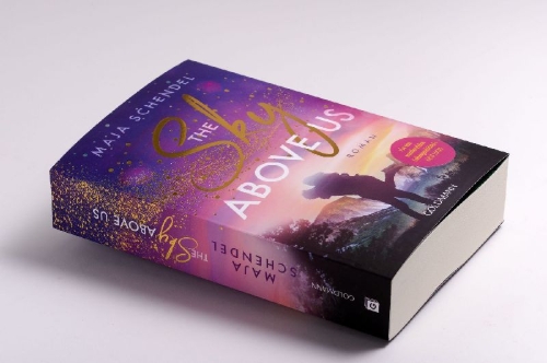 Buchcover und Innenansicht für das Buch: The Sky Above Us