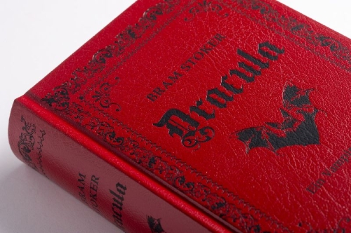 Buchcover und Innenansicht für das Buch: Dracula. Ein Vampirroman