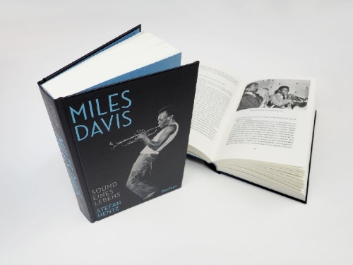 Buchcover und Innenansicht für das Buch: Miles Davis. Sound eines Lebens