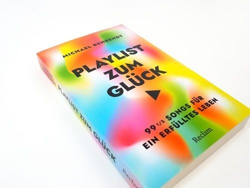 Buchcover und Innenansicht für das Buch: Playlist zum Glück. 99 ½ Songs für ein erfülltes Leben