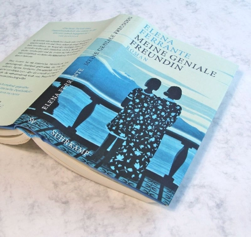 Buchcover und Innenansicht für das Buch: L'amica geniale