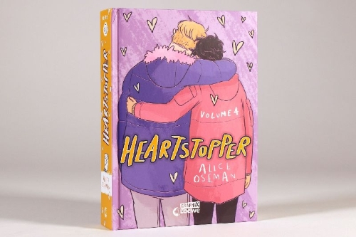 Buchcover und Innenansicht für das Buch: Heartstopper Volume 4 (deutsche Hardcover-Ausgabe)