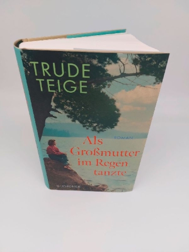 Buchcover und Innenansicht für das Buch: Mormor danset i regnet
