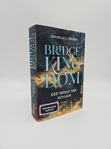 Buchcover und Innenansicht für das Buch: Traitor Queen