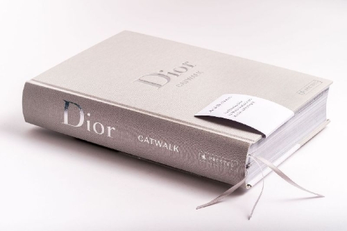 Buchcover und Innenansicht für das Buch: Dior Catwalk. The Complete Collections