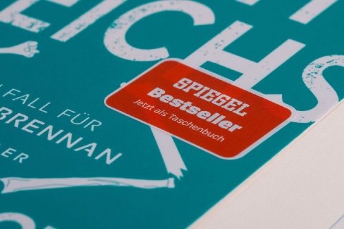 Buchcover und Innenansicht für das Buch: A Conspiracy of Bones