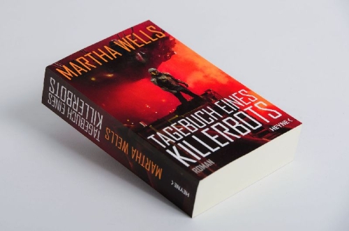 Buchcover und Innenansicht für das Buch: The Murderbot Diaries: All Systems Red, Artificial Condition, Rogue Protocol, Exit Strategy