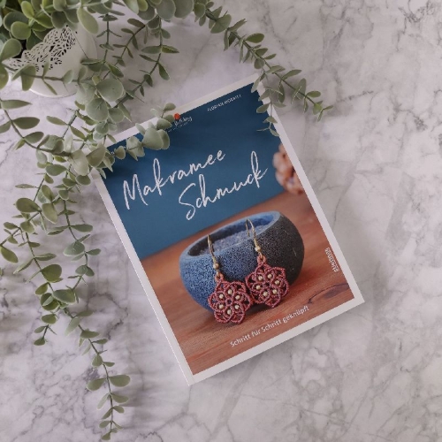 Buchcover und Innenansicht für das Buch: Makramee Schmuck