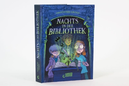 Buchcover und Innenansicht für das Buch: The Night Librarian