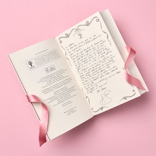 Buchcover und Innenansicht für das Buch: Hold Me - New England School of Ballet: Special Edition