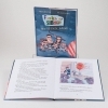 Buchcover und Innenansicht für das Buch: Familjen Knyckertz och födelsedagskuppen