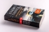 Buchcover und Innenansicht für das Buch: En Främling Knackar pa din  dörr. Och tva andra brottstycken fran Maardam med omnejd.