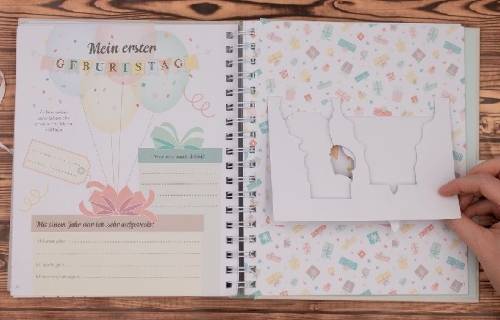 Buchcover und Innenansicht für das Buch: Il Était Une Fois Bébé - Once Upon a Time Baby Album