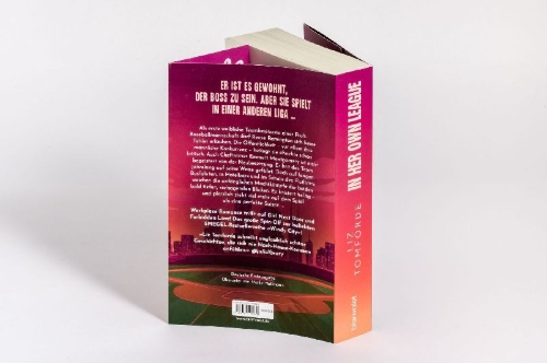 Buchcover und Innenansicht für das Buch: In Her Own League