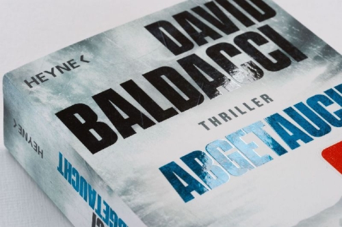 Buchcover und Innenansicht für das Buch: A Minute To Midnight (Atlee Pine 2)