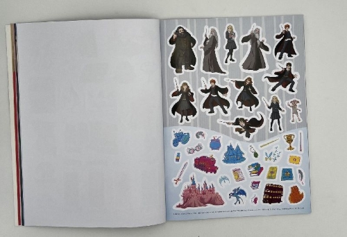 Buchcover und Innenansicht für das Buch: Harry Potter: Sticker Magic