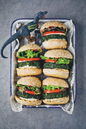 Buchcover und Innenansicht für das Buch: Little Green Kitchen. Simple vegetarian family recipes.