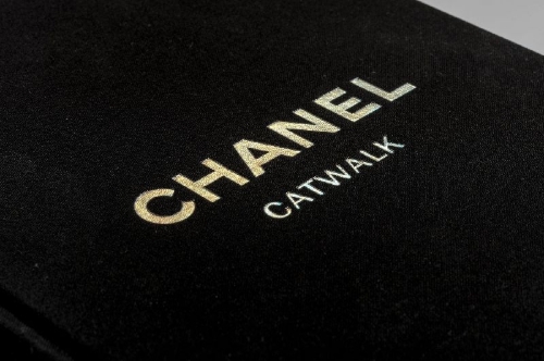 Buchcover und Innenansicht für das Buch: Chanel Catwalk Complete