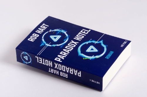 Buchcover und Innenansicht für das Buch: The Paradox Hotel