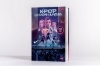 Buchcover und Innenansicht für das Buch: KPop Demon Hunters - The Official Deluxe Junior Novelization. Includes a 16-page full-color insert!
