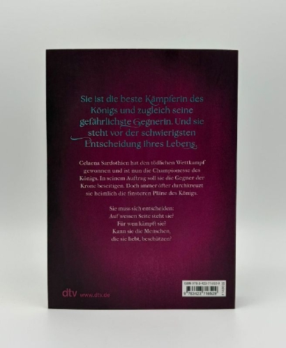 Buchcover und Innenansicht für das Buch: Crown of Midnight