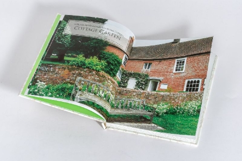 Buchcover und Innenansicht für das Buch: In the Garden with Jane Austen