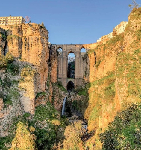 Buchcover und Innenansicht für das Buch: Entdeckertouren mit dem Wohnmobil Andalusien