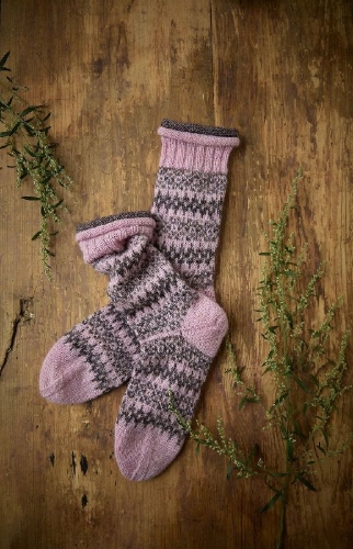 Buchcover und Innenansicht für das Buch: Romantische Socken stricken