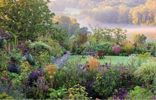 Buchcover und Innenansicht für das Buch: Dreamscapes. Inspirations and beauty in gardens near and far