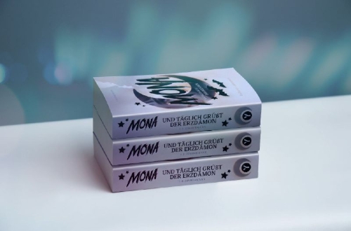 Buchcover und Innenansicht für das Buch: Mona - Und täglich grüßt der Erzdämon
