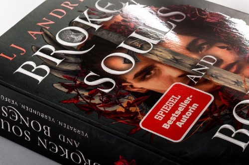 Buchcover und Innenansicht für das Buch: Heir of Twisted Lies