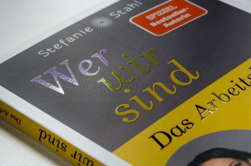 Buchcover und Innenansicht für das Buch: Wer wir sind. Das Arbeitsbuch