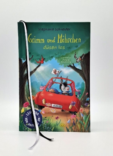 Buchcover und Innenansicht für das Buch: Grimm und Möhrchen düsen los