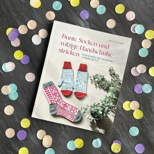 Buchcover und Innenansicht für das Buch: Bunte Socken und witzige Handschuhe stricken