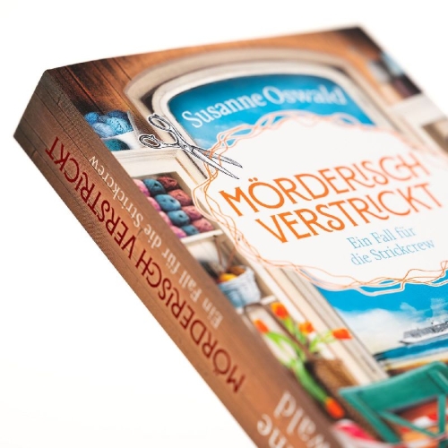 Buchcover und Innenansicht für das Buch: Mörderisch verstrickt - Ein Fall für die Strickcrew