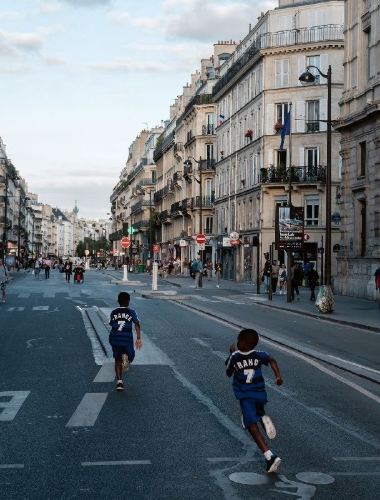 Buchcover und Innenansicht für das Buch: Streets of Paris