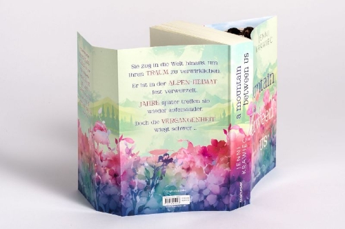 Buchcover und Innenansicht für das Buch: A Mountain Between Us