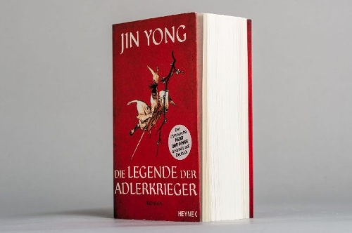 Buchcover und Innenansicht für das Buch: A Hero Born (Shediao Yingxiong Zhuan 1) - The Legends of the Condor Heroes Series Book 1